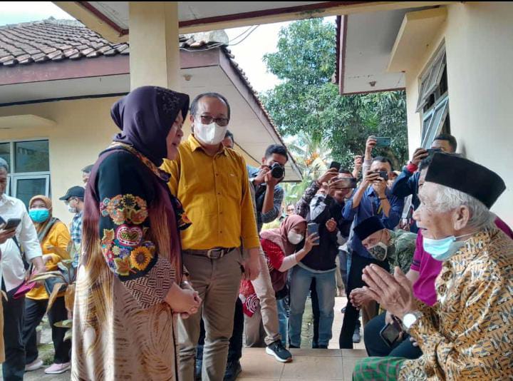 Tri Rismaharini Didampingi Anggota DPRD Kabupaten Pandeglang,Kunjungi Pasien Penderita Talasemania di RS Berkah Pandeglang