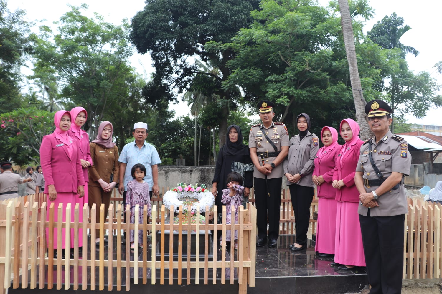 Polres Madina Melaksanakan Ziarah dan Tabur Bunga Dalam Peringatan HUT Bhayangkara Ke -77