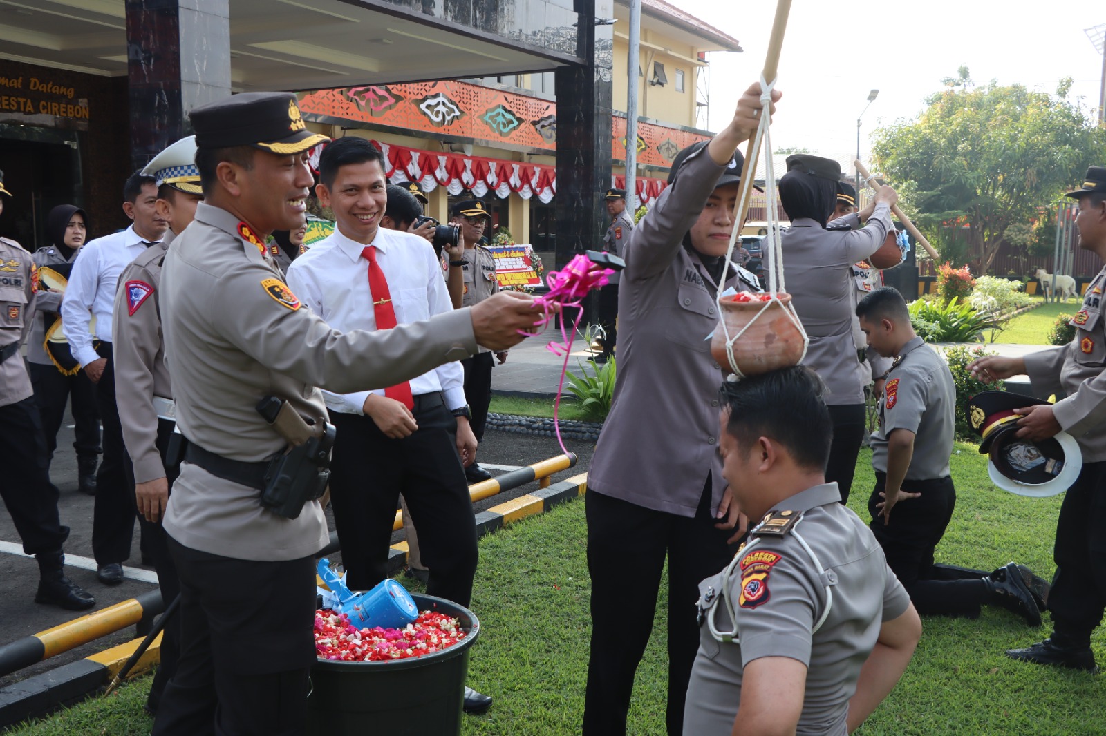Kapolresta Cirebon Pimpin Upacara Korps Rapot Kenaikan Pangkat Periode 1 Juli 2023
