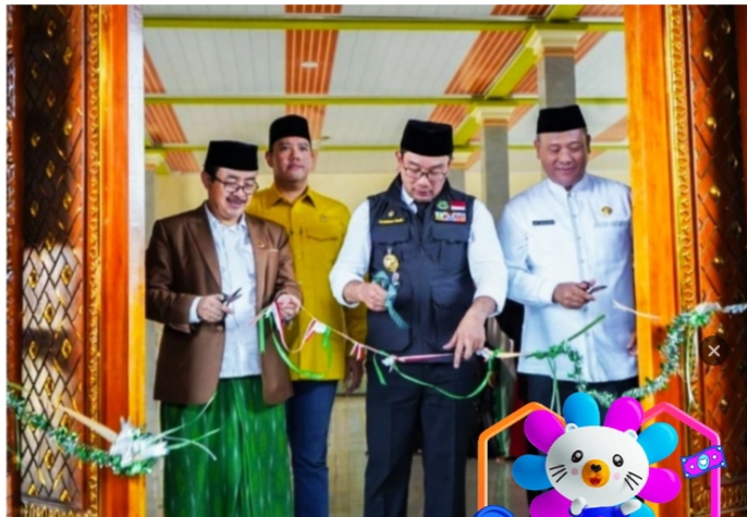 *Kedatangan Gubernur Jawa Barat Mochamad Ridwan Kamil disambut meriah ratusan Warga Desa Tenajar Kecamatan Kertasemaya Kabupaten Indramayu.*