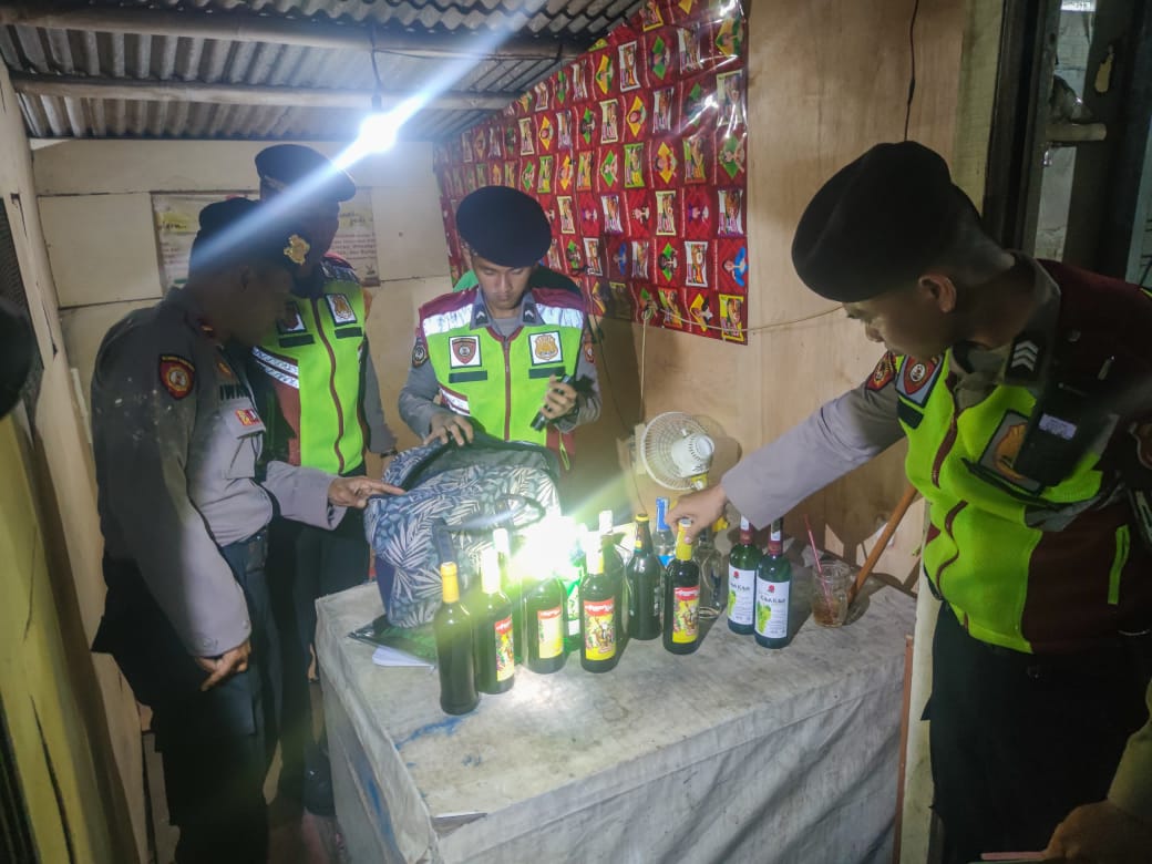 *Patroli Malam Minggu Polresta Cirebon Amankan Puluhan Botol Miras Berbagai Merek*