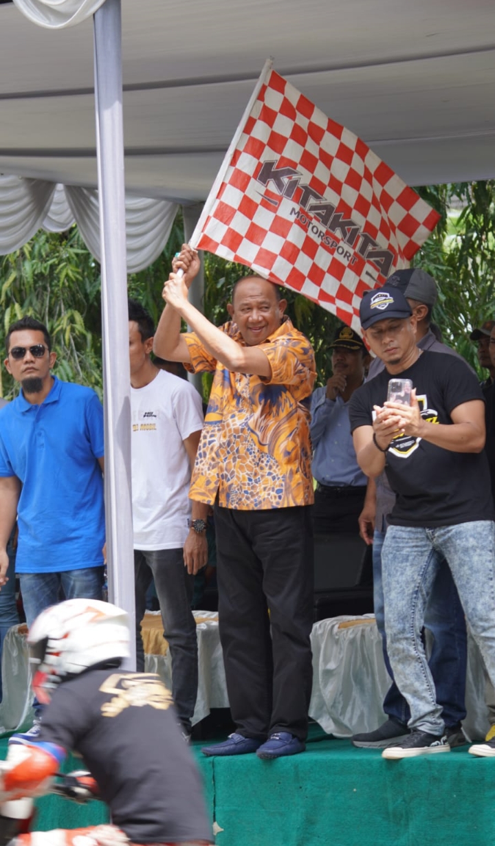 Plt.Bupati Langkat H.Syah Afandin SH membuka kejuaraan FR 99 Motoprix Langkat 2023,Memperebutkan Trophy Plt.Bupati Langkat, bertempat di Jln.Proklamasi Stabat Minggu 5 November 2023.