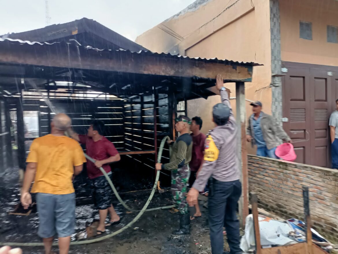 Satu Unit Bangunan Ludes Terbakar di Desa Ndokum Siroga, Polsek Simpang Empat Gercep Bantu Padamkan Api