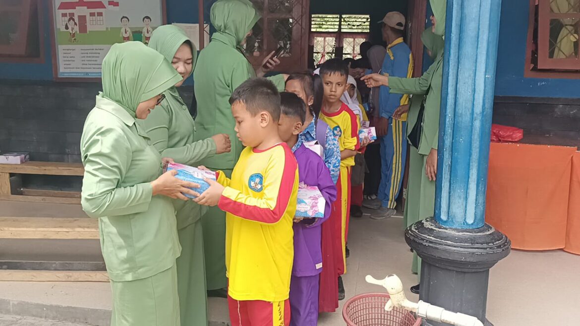 Program Unggulan Dapur Masuk Sekolah Kembali Dilanjutkan Kodim 0413/Bangka di SD Negeri 24 Belinyu