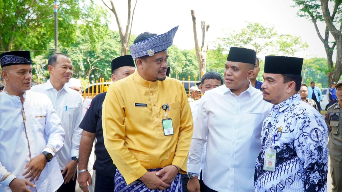 Bobby Nasution Kenakan Busana Adat Melayu di Halal Bihalal Pemkab Langkat, Pj. Bupati Langkat Sambut dengan Senyum Bahagia