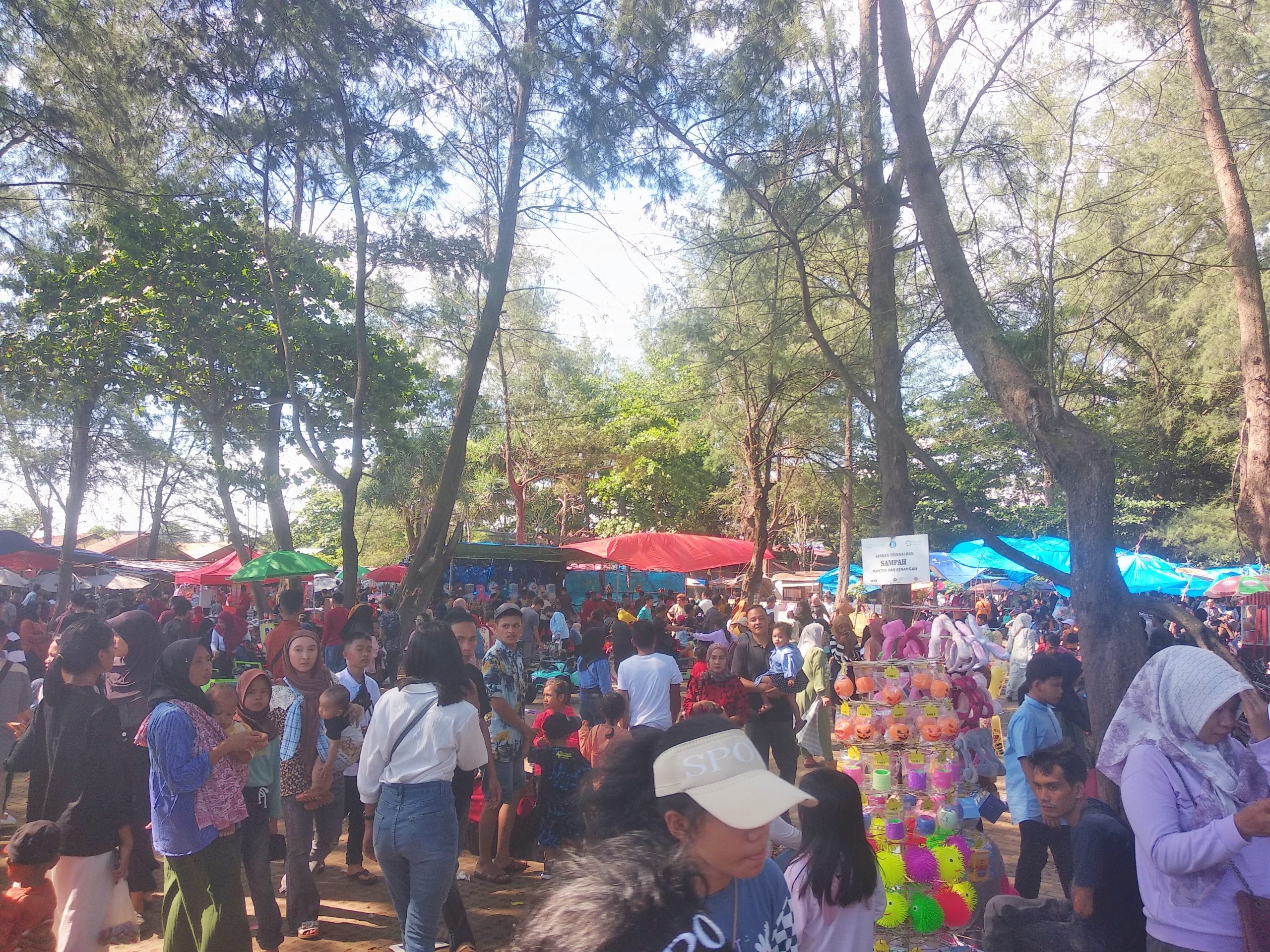 Foto Suasana Lebaran Taman Pantai Zakat